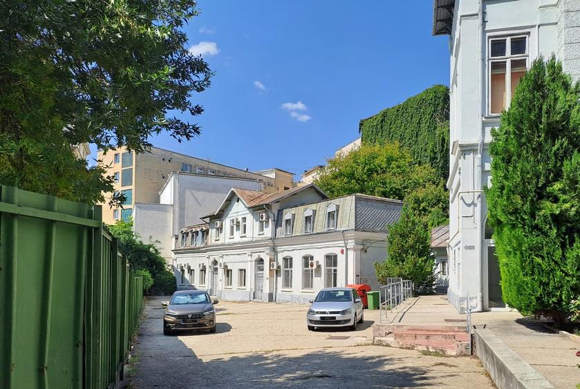 Casă individuală cu 13 camere cu Canalizare în Centrul Istoric