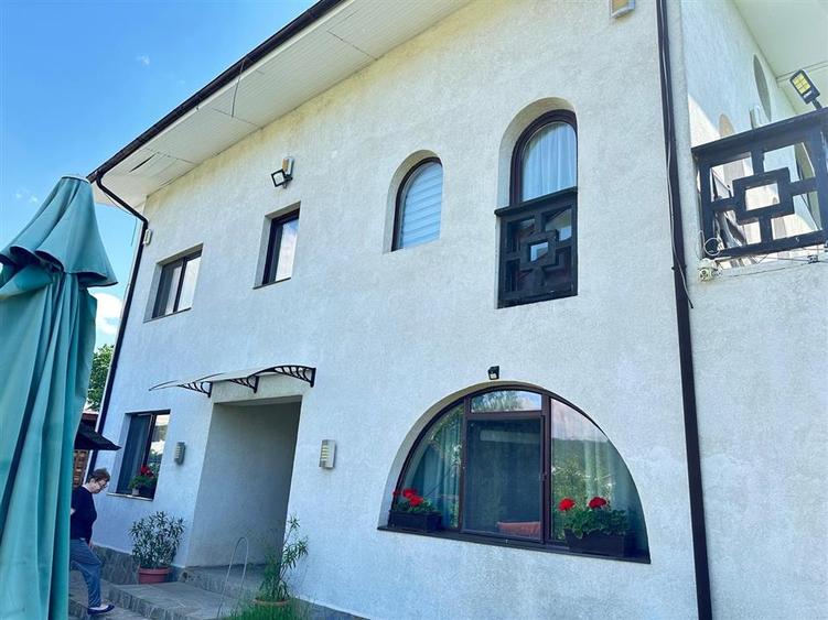 Casă individuală cu 9 camere cu Teren 900 Mp în Ultracentral