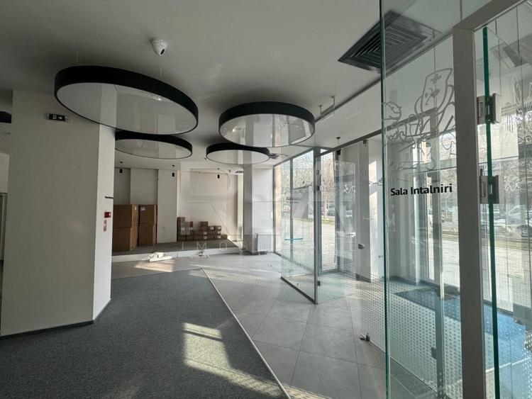 Spațiu comercial, de 1,135.8000488281 mp, în P-ța Alba Iulia