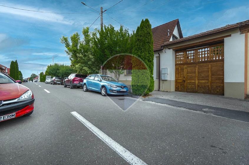 Casă cu 9 camere cu Teren 450 Mp în Cristian