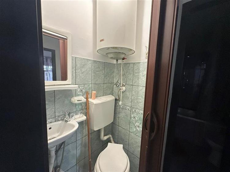 Apartament cu 3 camere semidecomandat, mobilat în Podu Roș