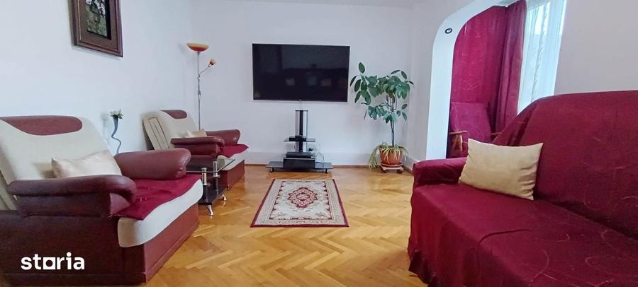Apartament cu 4 camere decomandat în Tractorul
