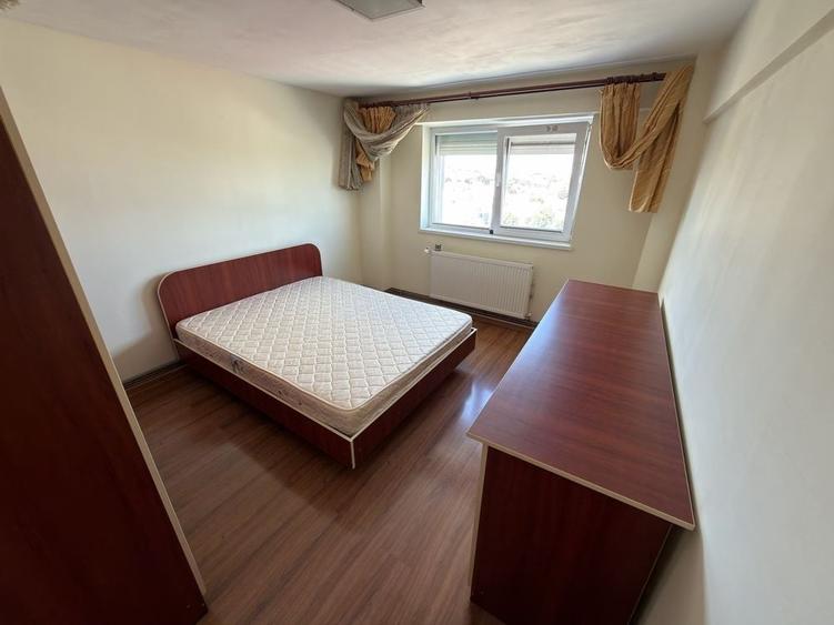 Apartament cu 3 camere semidecomandat în Exterior Vest