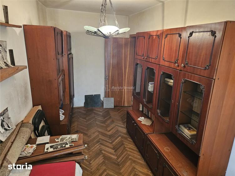 Apartament cu 3 camere semidecomandat, mobilat în Central