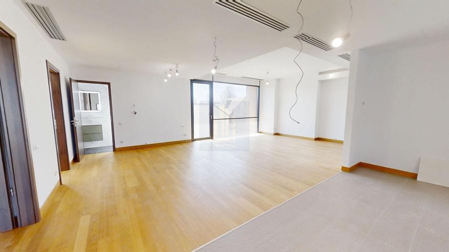 Apartament cu 3 camere semidecomandat în Eminescu