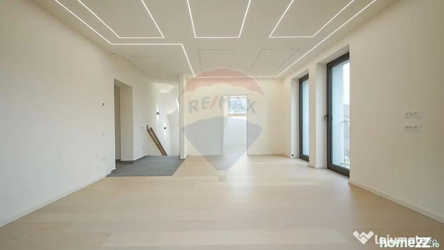Casă cu 7 camere cu Teren 601 Mp în Schei