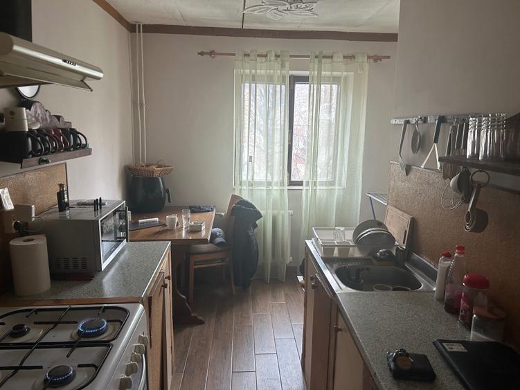Apartament cu 3 camere decomandat în Craiovița Nouă