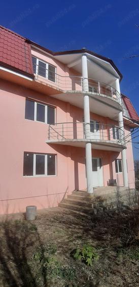 Casă cu 5 camere cu Teren 1000 Mp în Central