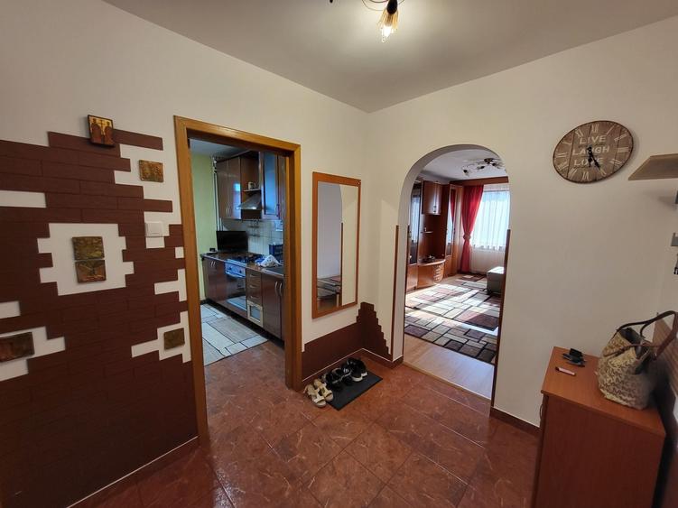 Apartament cu 3 camere semidecomandat în Ghencea