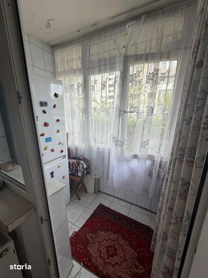 Apartament cu 3 camere semidecomandat în Craiovița Nouă