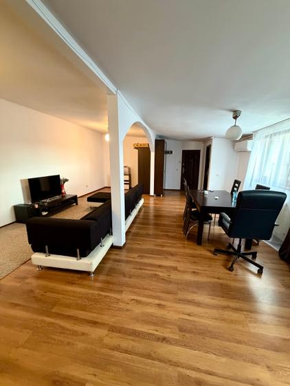 Apartament cu 3 camere semidecomandat în Bucureștii Noi
