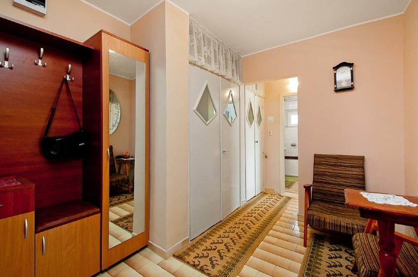 Apartament cu 2 camere decomandat, mobilat în