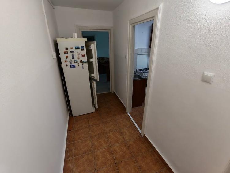 Apartament cu 3 camere semidecomandat, mobilat în Spitalul Județean
