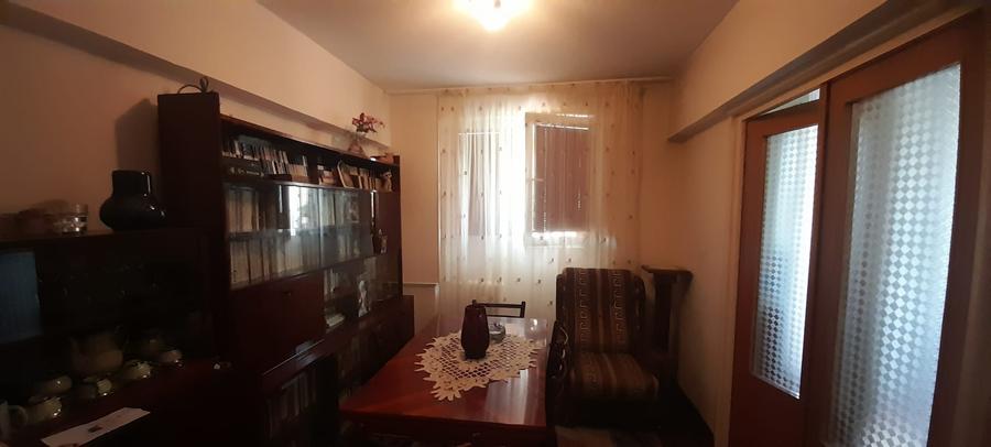 Apartament cu 3 camere decomandat în Drumul Taberei