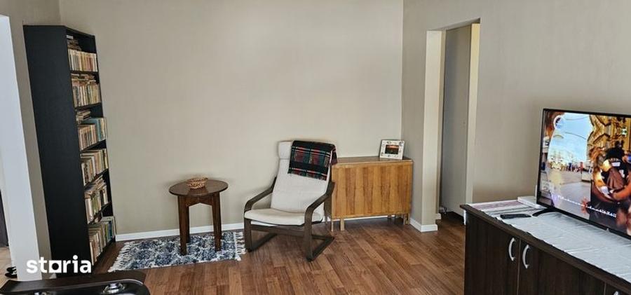 Apartament cu 2 camere semidecomandat, mobilat în Tei