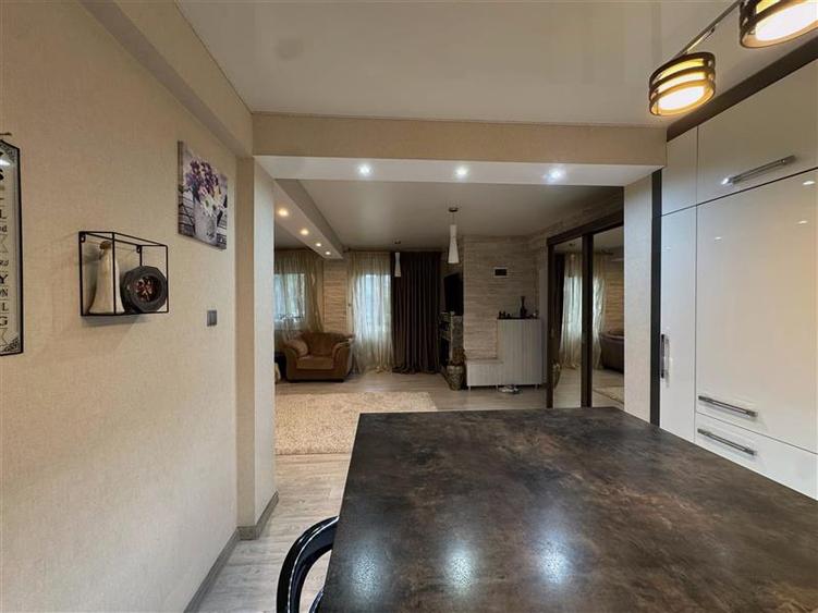 Apartament cu 3 camere decomandat, mobilat în Bucium