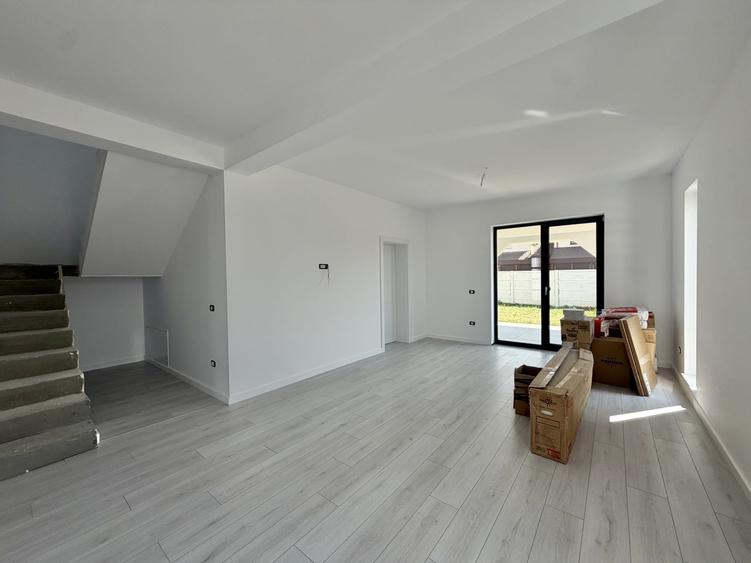 Duplex cu 4 camere cu Canalizare în Giroc