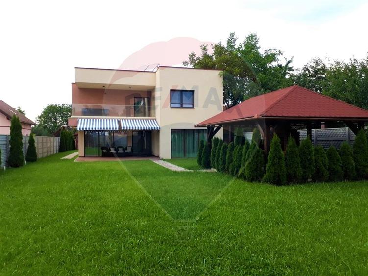 Casă individuală cu 6 camere cu Teren 1071 Mp în Central