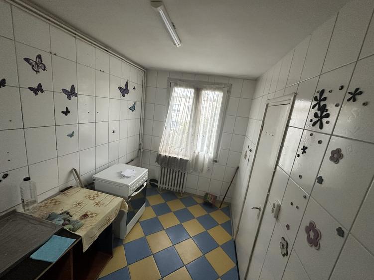 Apartament cu 3 camere semidecomandat în Berceni