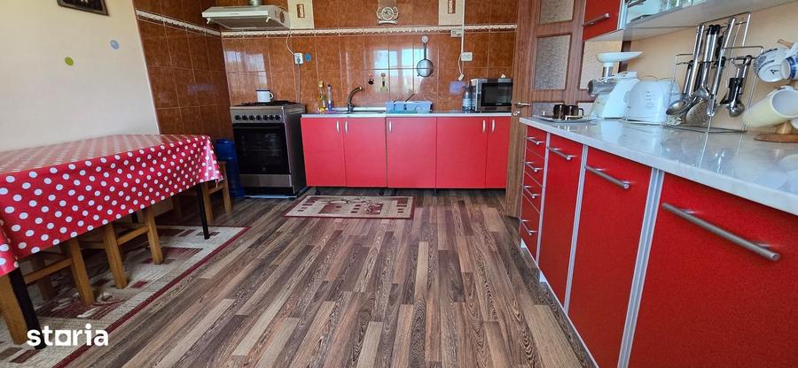 Casă cu 3 camere cu Teren 6400 Mp în Central