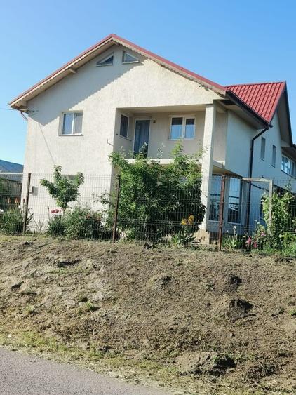 Casă cu 4 camere în Floroaica