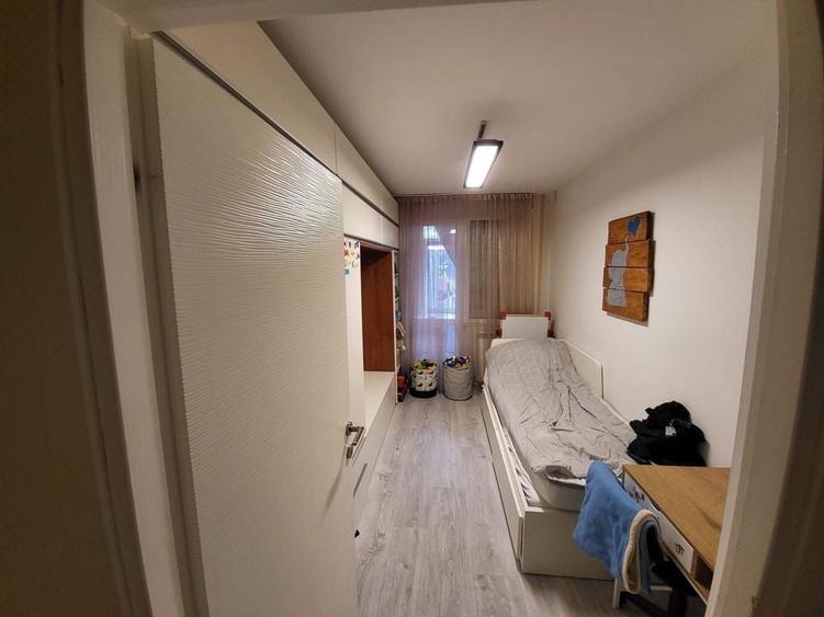 Apartament cu 4 camere decomandat în Exterior Vest