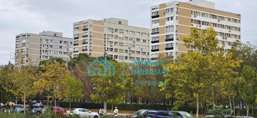Apartament cu 3 camere semidecomandat în Titan