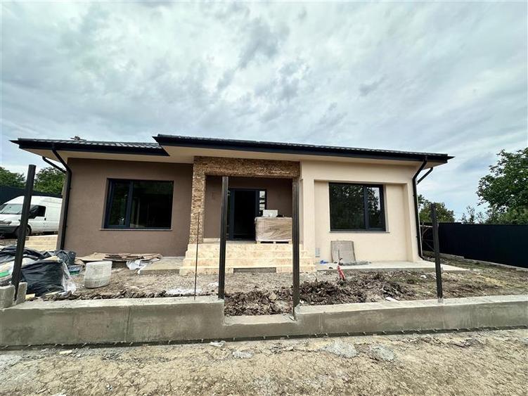Casă individuală cu 4 camere cu Teren 500 Mp în Tomești