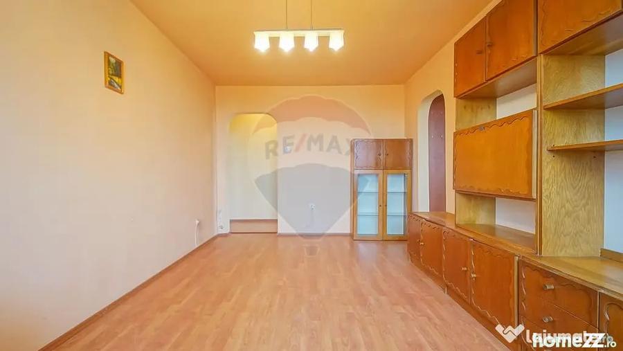 Apartament cu 3 camere decomandat în Astra