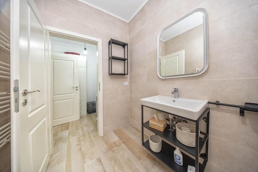 Apartament cu 3 camere decomandat, mobilat în Central