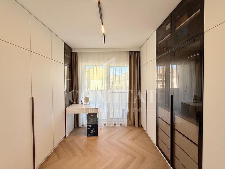 Apartament cu 3 camere semidecomandat, mobilat în Florești