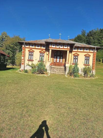 Casă cu 4 camere cu Teren 10000 Mp în Izvoarele