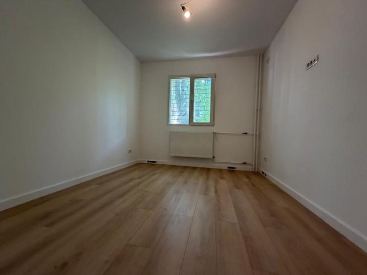 Apartament cu 3 camere semidecomandat în Titan