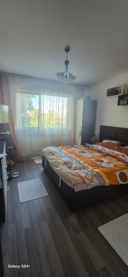 Apartament cu 4 camere semidecomandat, mobilat în Tătărași