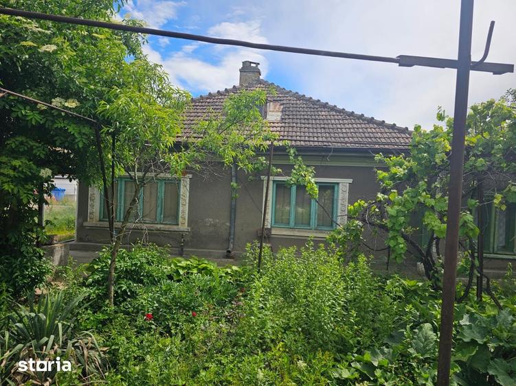 Casă cu 4 camere cu Teren 700 Mp în Podu Roș