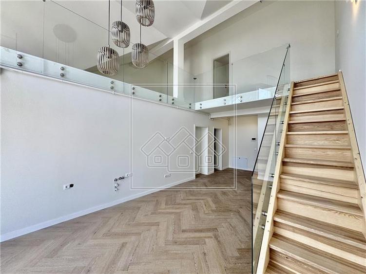 Penthouse cu 3 camere semidecomandat în Exterior Vest