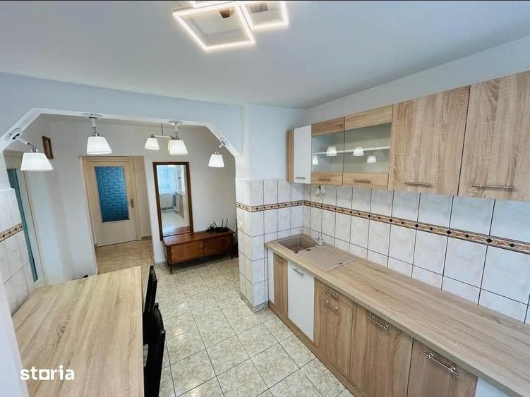 Apartament cu 3 camere decomandat în Tractorul