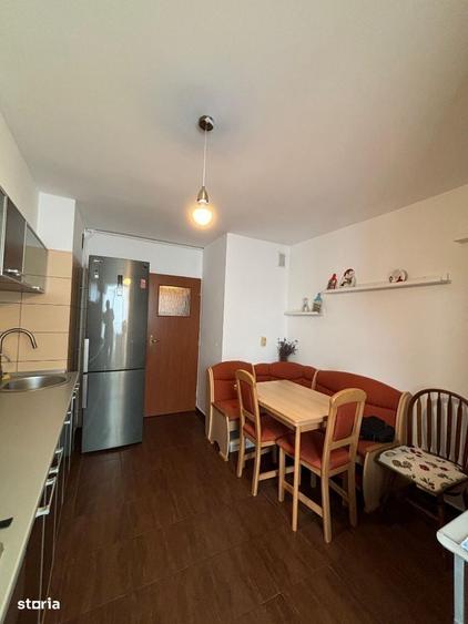 Apartament cu 4 camere decomandat în Rovine
