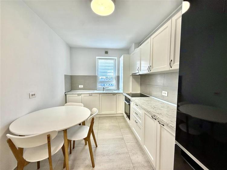 Apartament cu 3 camere decomandat în Tractorul