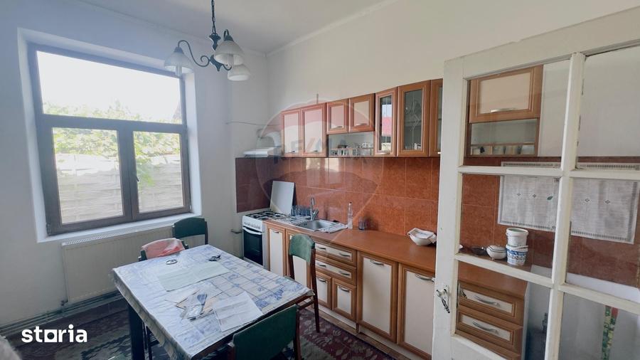 Casă cu 6 camere cu Teren 3300 Mp în Central