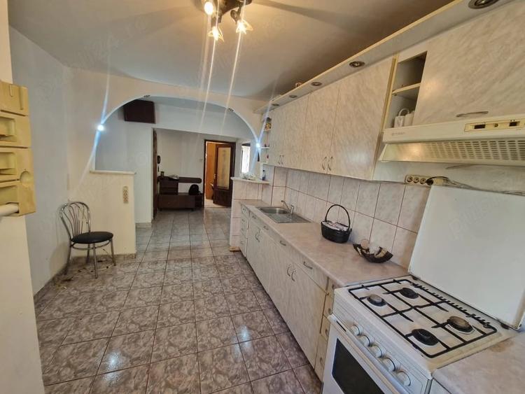 Apartament cu 3 camere decomandat în Buduș