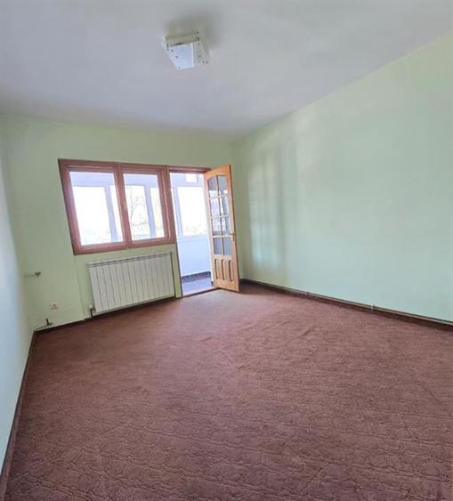 Apartament cu 3 camere decomandat în Podu Roș