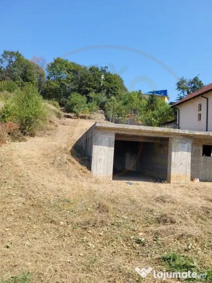 Teren intravilan Turcesti (Pitesti) - 1083 mp, demisol execu - 1