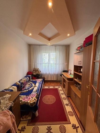 Apartament cu 3 camere semidecomandat, mobilat în Craiovița Nouă