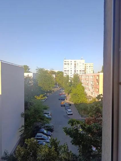 Apartament cu 3 camere semidecomandat în Titan