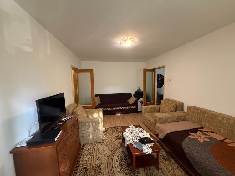 Apartament cu 3 camere semidecomandat în Ștefan cel Mare