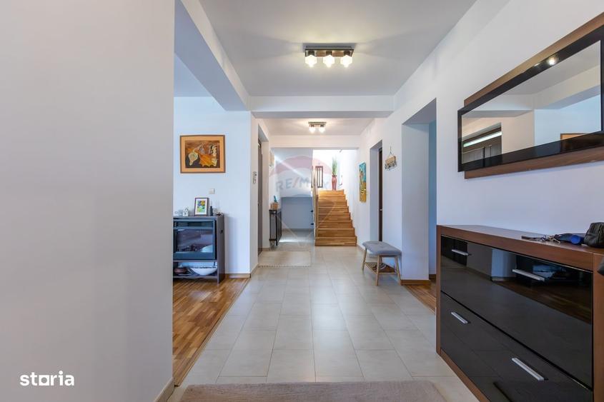 Casă cu 4 camere cu Teren 1617 Mp în Central