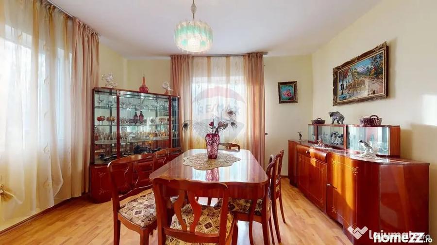 Casă cu 5 camere cu Teren 2633 Mp în Periferie
