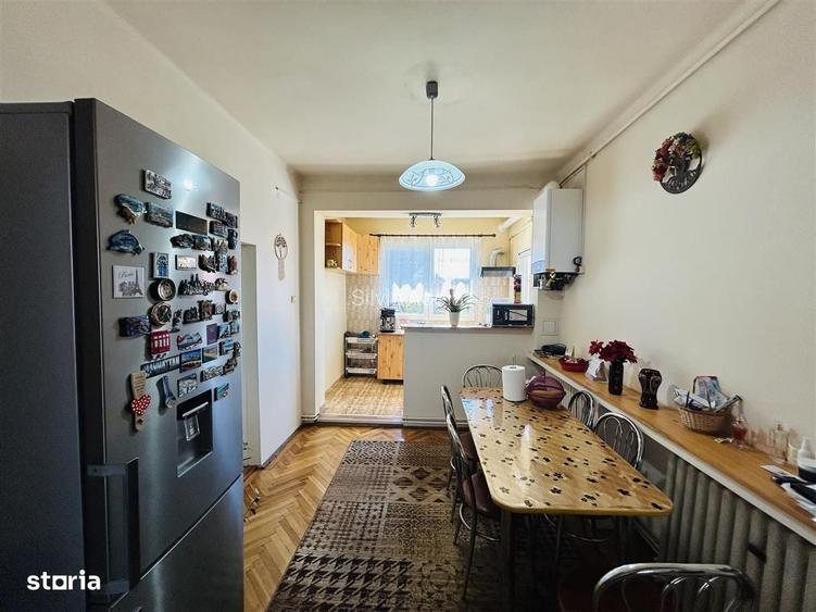 Casa de vanzare 4 camere, demisol amenajat, curte Piata Cluj