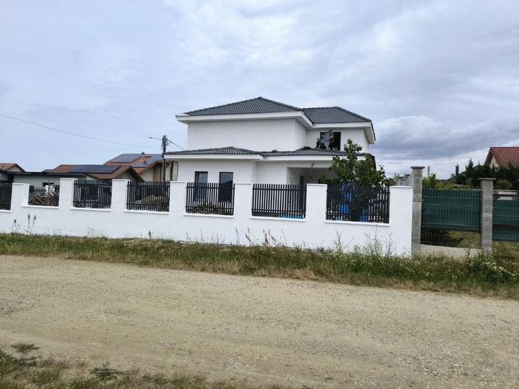 Casă cu 4 camere în Sânmartin